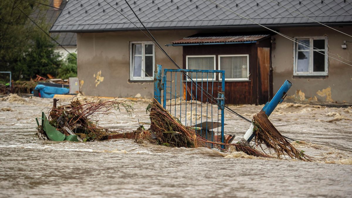 Strašák jménem zima. Mnoho zaplavených domů nestihnou opravit, půjdou k zemi